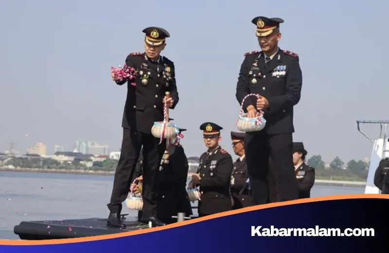 Khidmat, Polres Kepulauan Seribu Peringati Hari Bhayangkara ke-80 dengan Prosesi Tabur Bunga di Laut